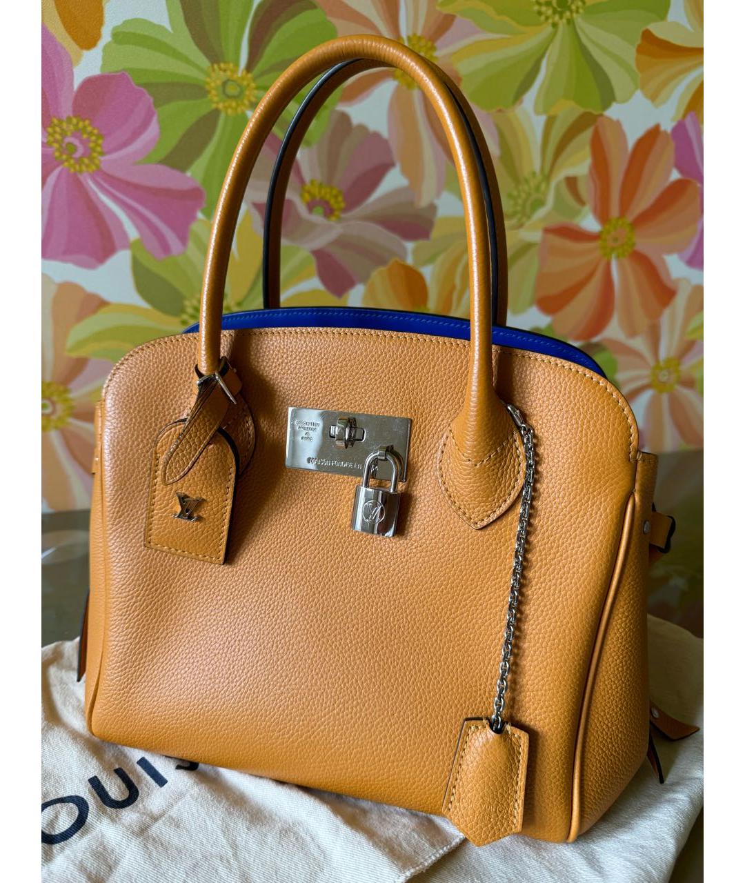 LOUIS VUITTON Горчичная кожаная сумка с короткими ручками, фото 9