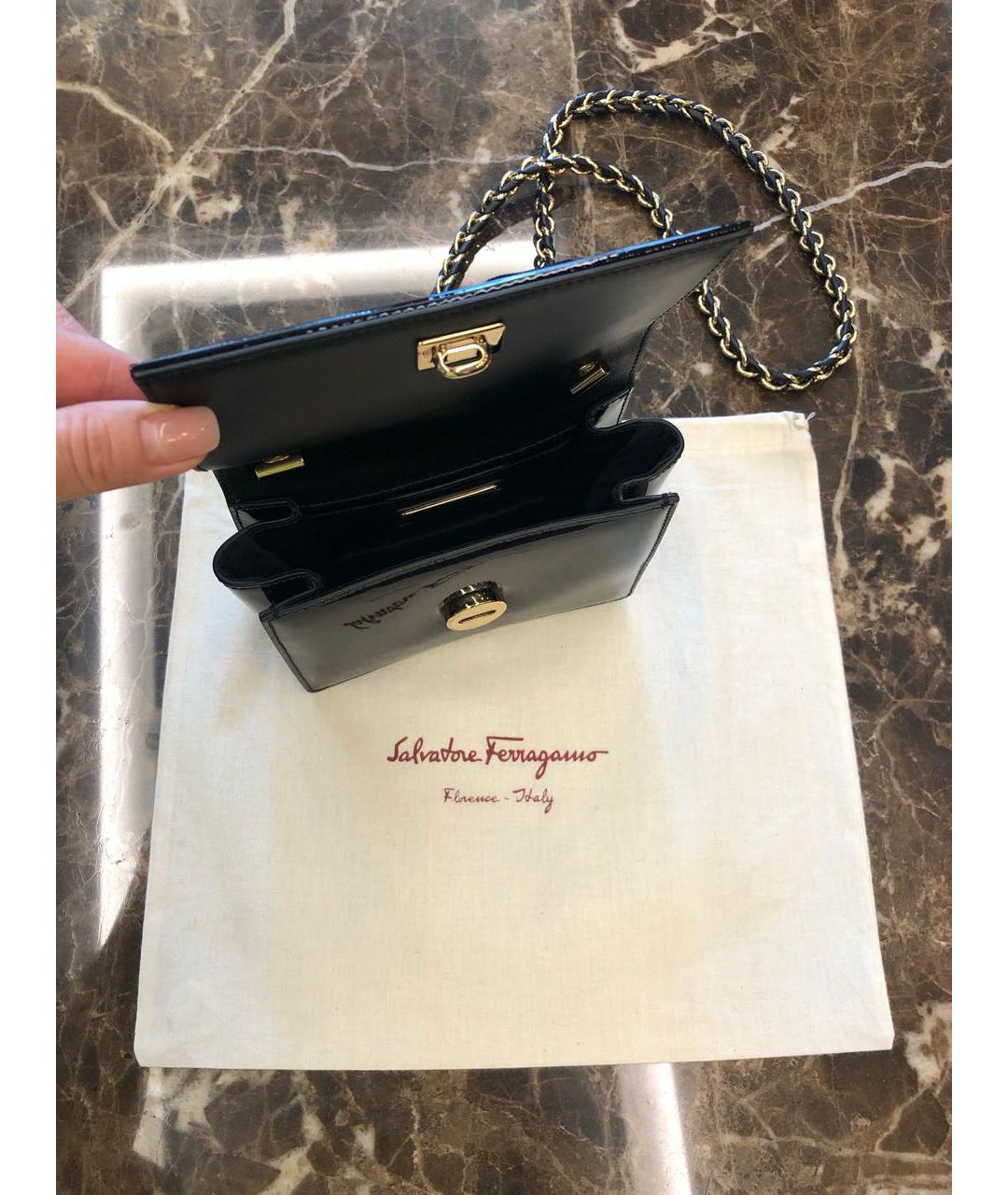 SALVATORE FERRAGAMO Черная сумка через плечо из лакированной кожи, фото 4