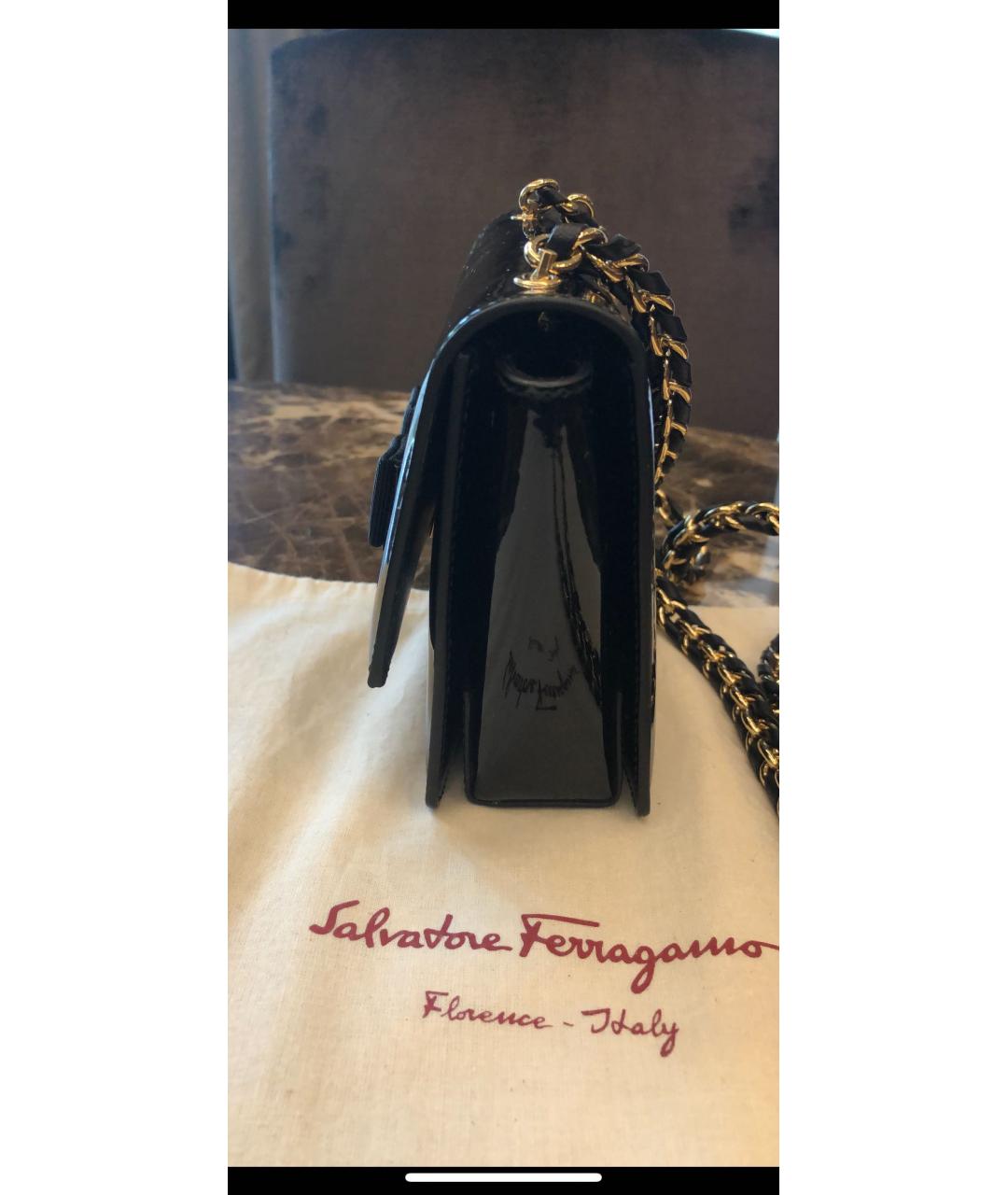 SALVATORE FERRAGAMO Черная сумка через плечо из лакированной кожи, фото 5