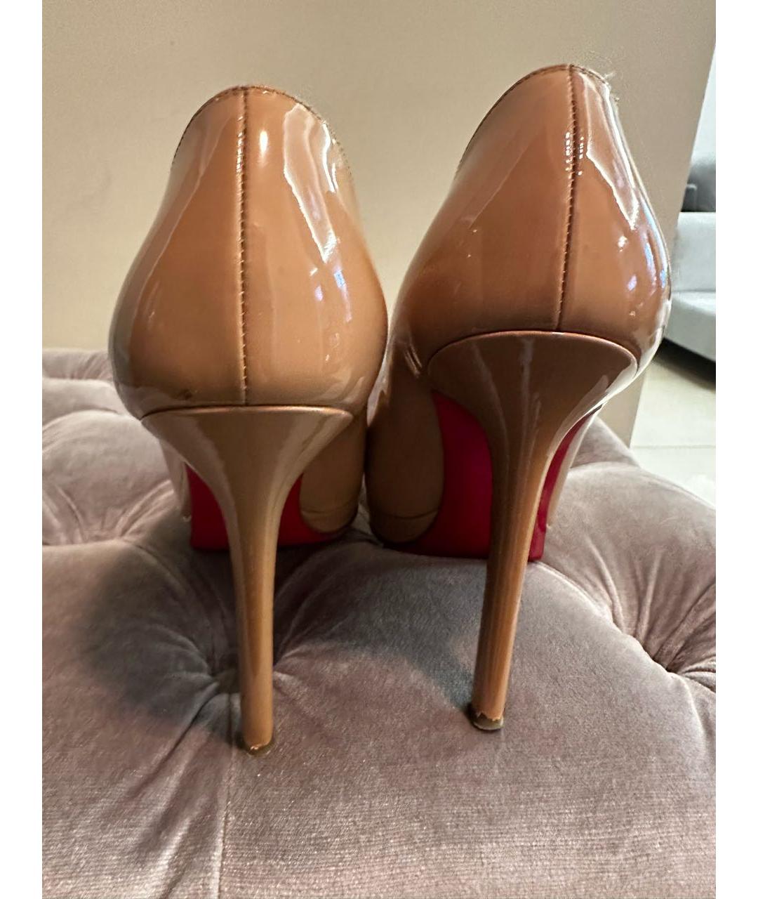 CHRISTIAN LOUBOUTIN Бежевые туфли из лакированной кожи, фото 4