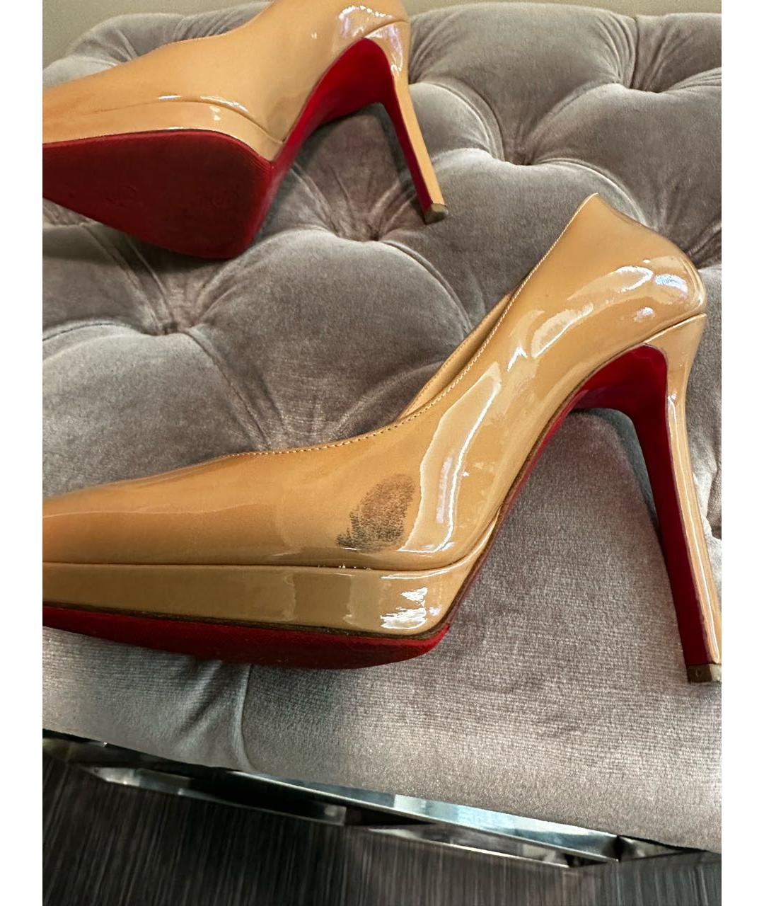 CHRISTIAN LOUBOUTIN Бежевые туфли из лакированной кожи, фото 7