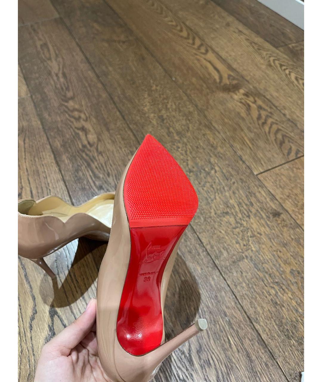 CHRISTIAN LOUBOUTIN Бежевые туфли из лакированной кожи, фото 4