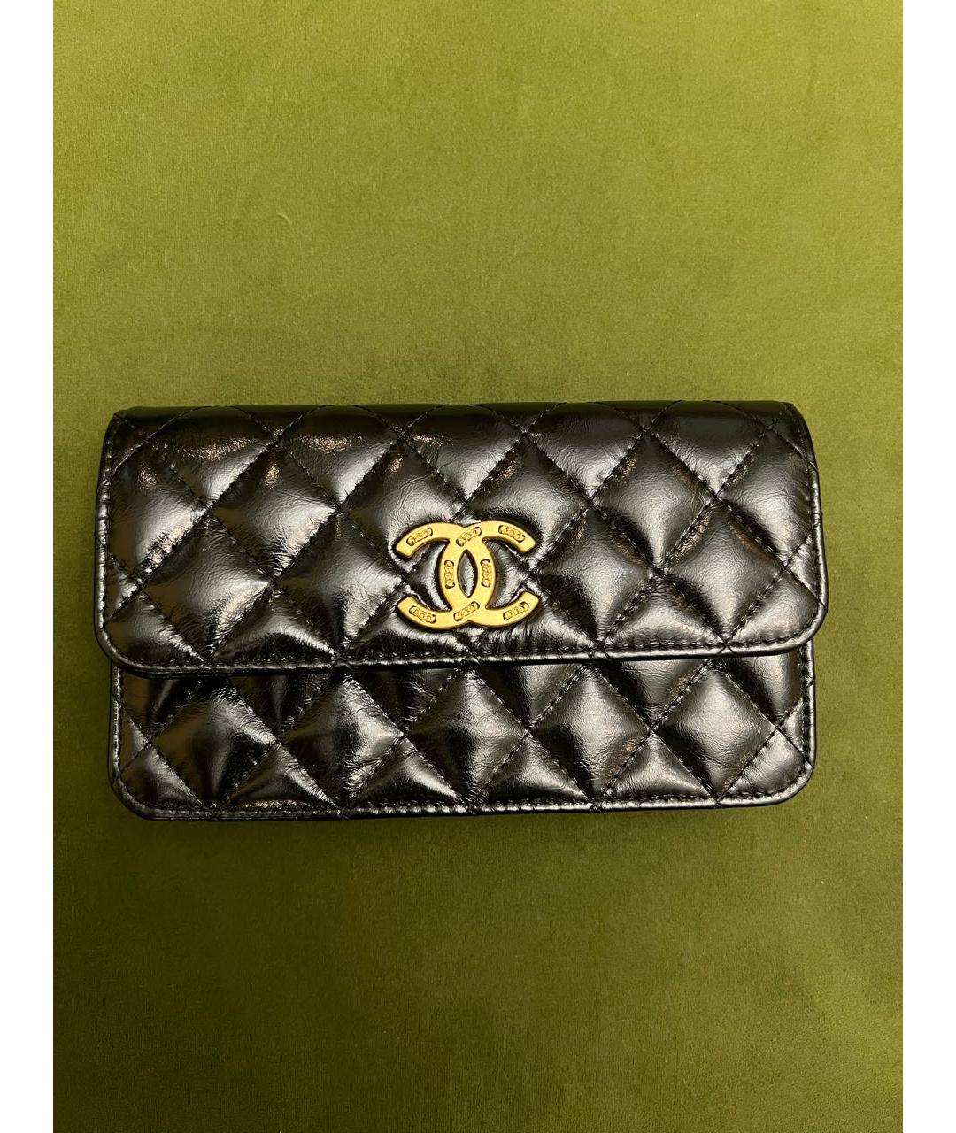 CHANEL Черная сумка через плечо из лакированной кожи, фото 2