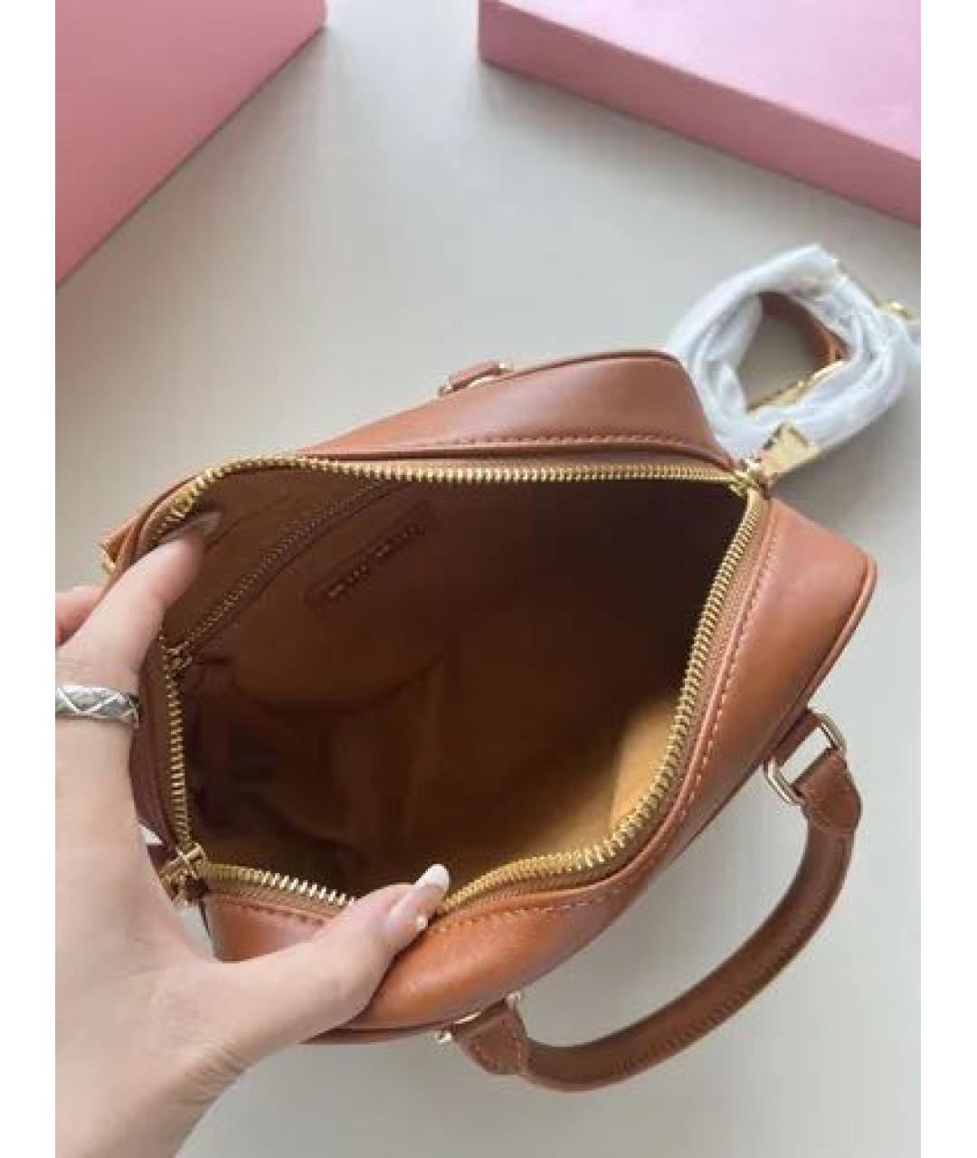 MIU MIU Коричневая кожаная сумка с короткими ручками, фото 3