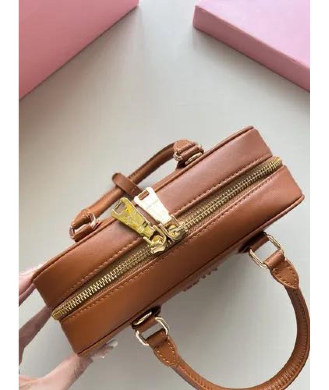 MIU MIU Коричневая кожаная сумка с короткими ручками, фото 4