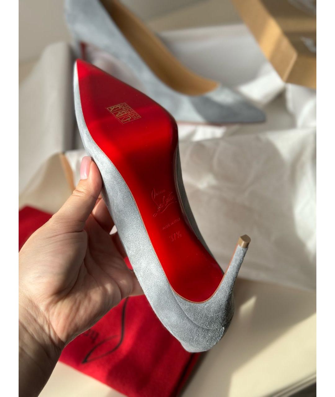 CHRISTIAN LOUBOUTIN Серые замшевые лодочки на низком каблуке, фото 5