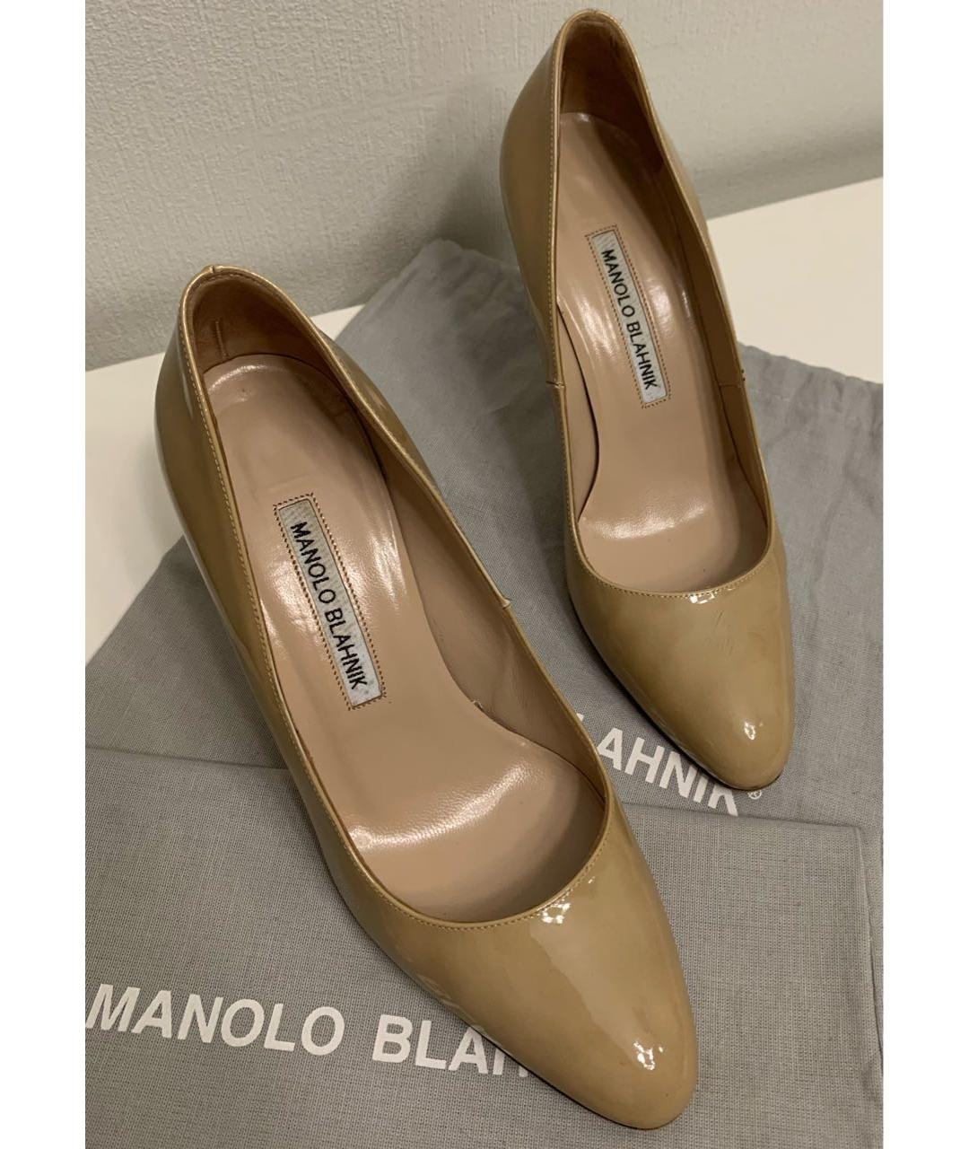 MANOLO BLAHNIK Бежевые туфли из лакированной кожи, фото 6