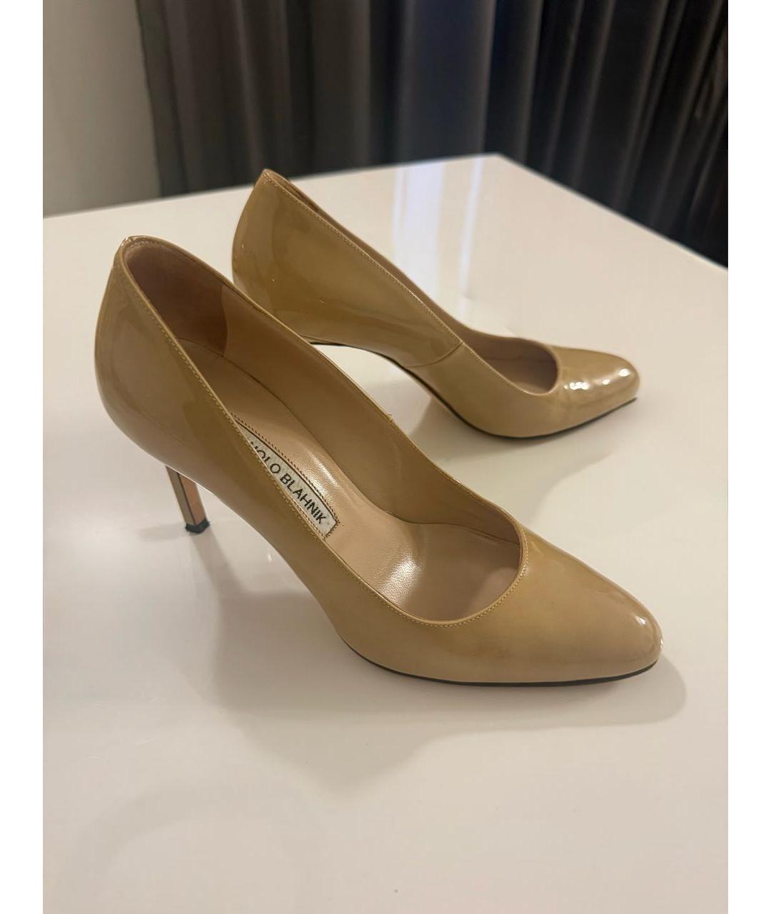 MANOLO BLAHNIK Бежевые туфли из лакированной кожи, фото 2