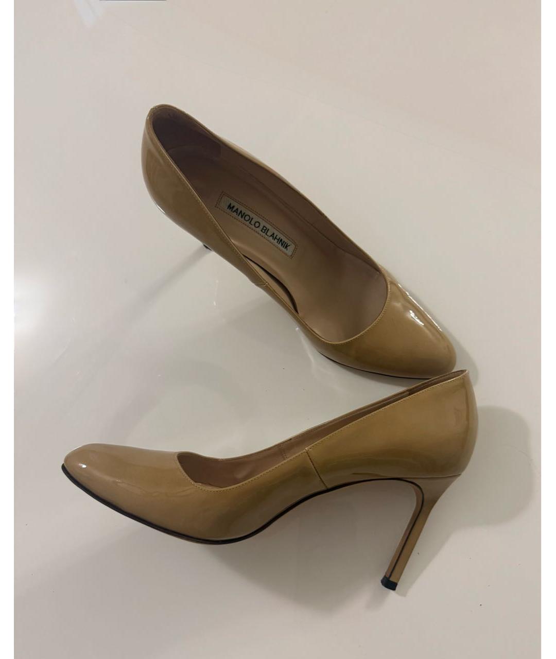 MANOLO BLAHNIK Бежевые туфли из лакированной кожи, фото 4