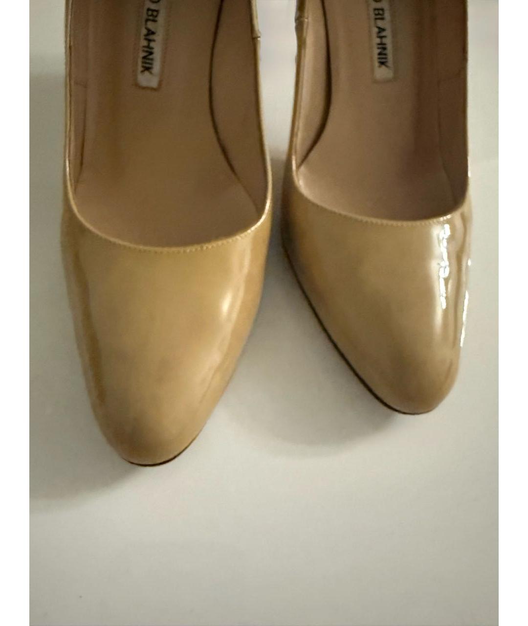 MANOLO BLAHNIK Бежевые туфли из лакированной кожи, фото 5