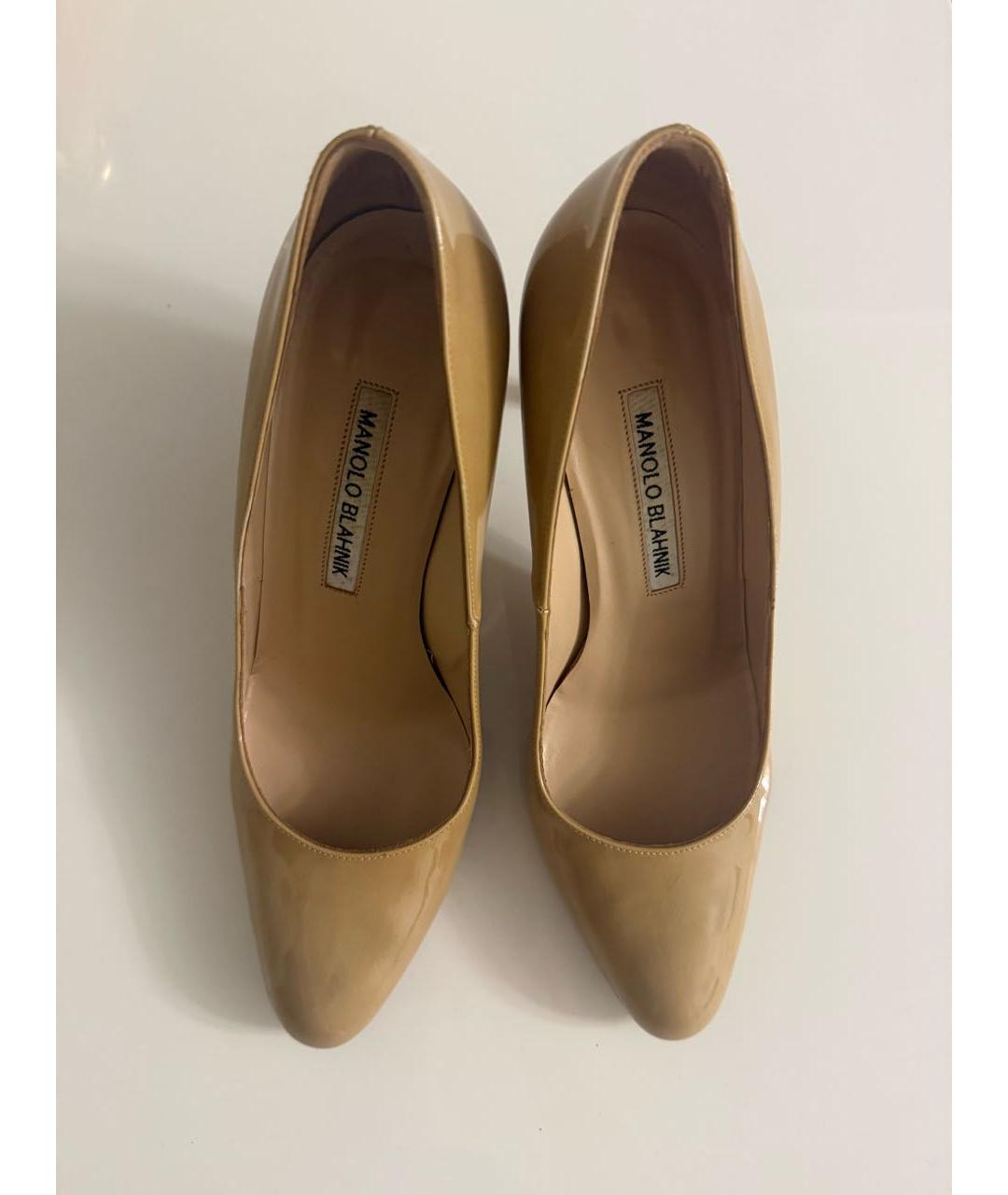 MANOLO BLAHNIK Бежевые туфли из лакированной кожи, фото 6