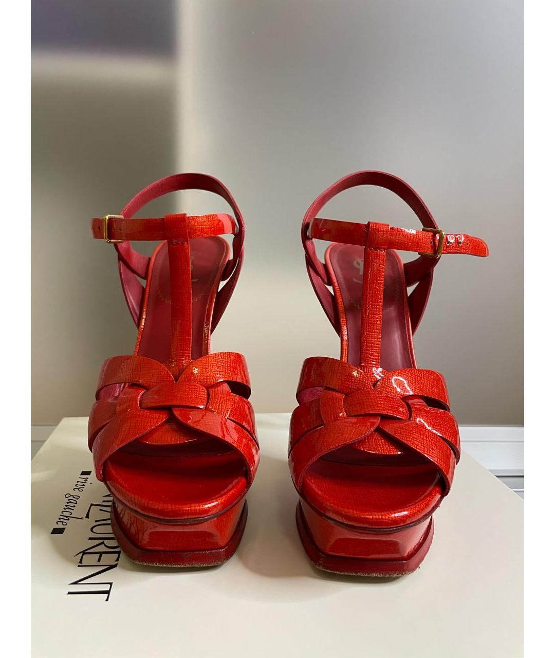 SAINT LAURENT Красные босоножки из лакированной кожи, фото 3