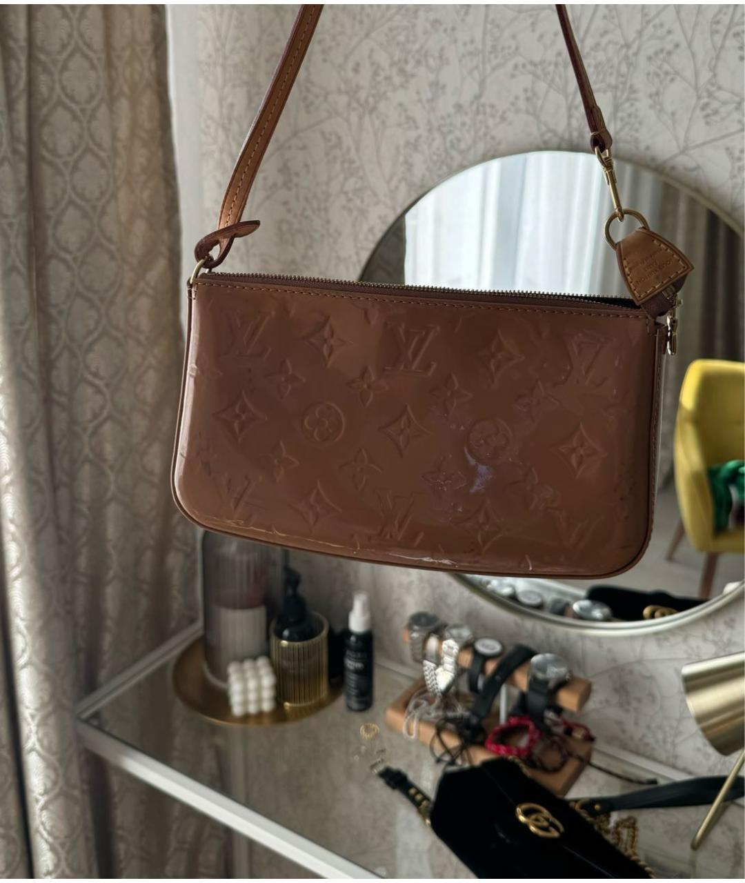 LOUIS VUITTON Бежевая сумка с короткими ручками из лакированной кожи, фото 3