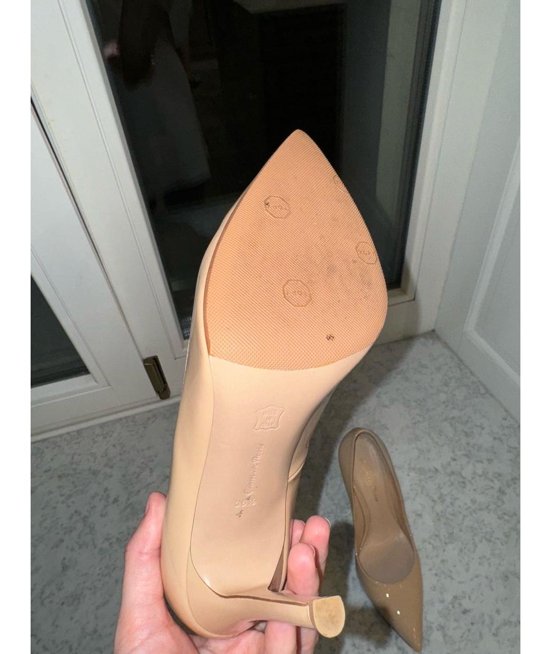 GIANVITO ROSSI Бежевые туфли из лакированной кожи, фото 5