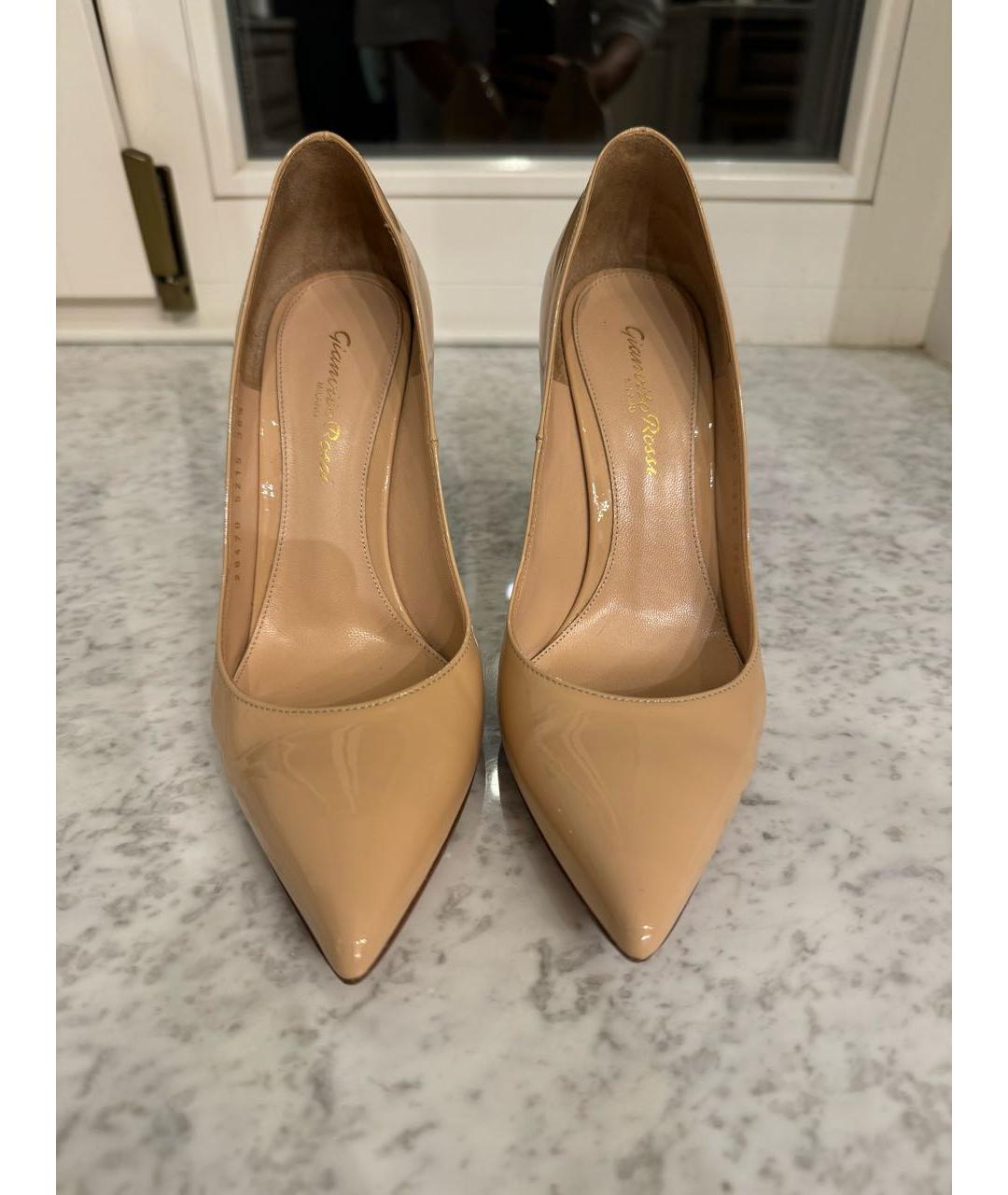 GIANVITO ROSSI Бежевые туфли из лакированной кожи, фото 2