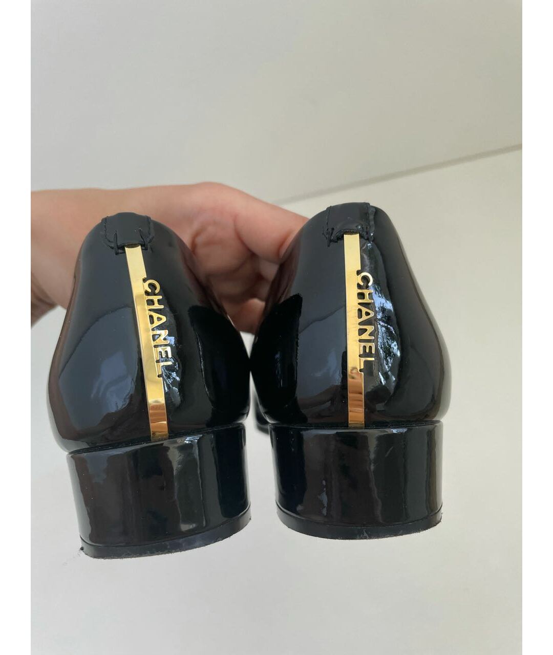 CHANEL PRE-OWNED Черные лодочки на низком каблуке из лакированной кожи, фото 5