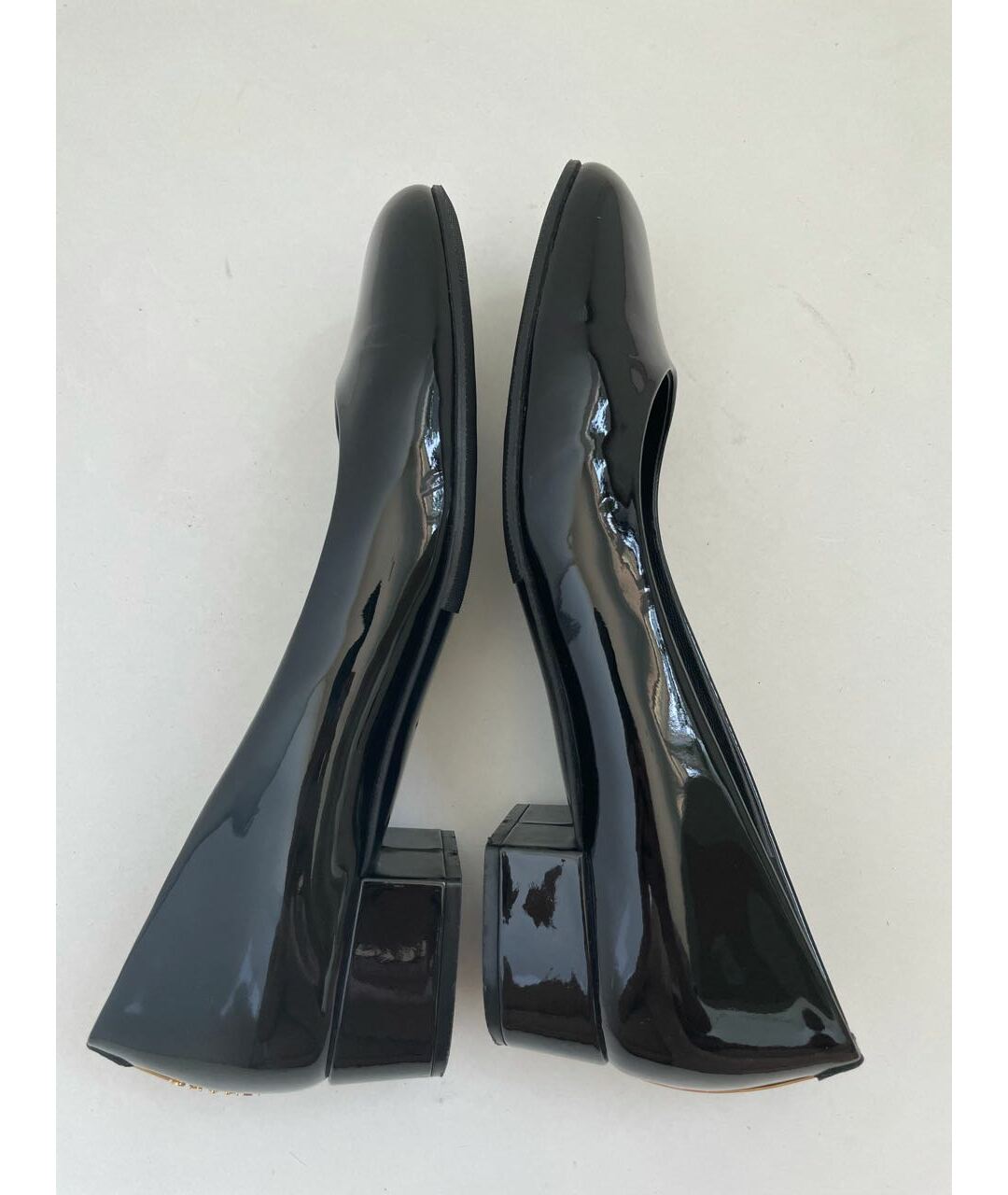 CHANEL PRE-OWNED Черные лодочки на низком каблуке из лакированной кожи, фото 2