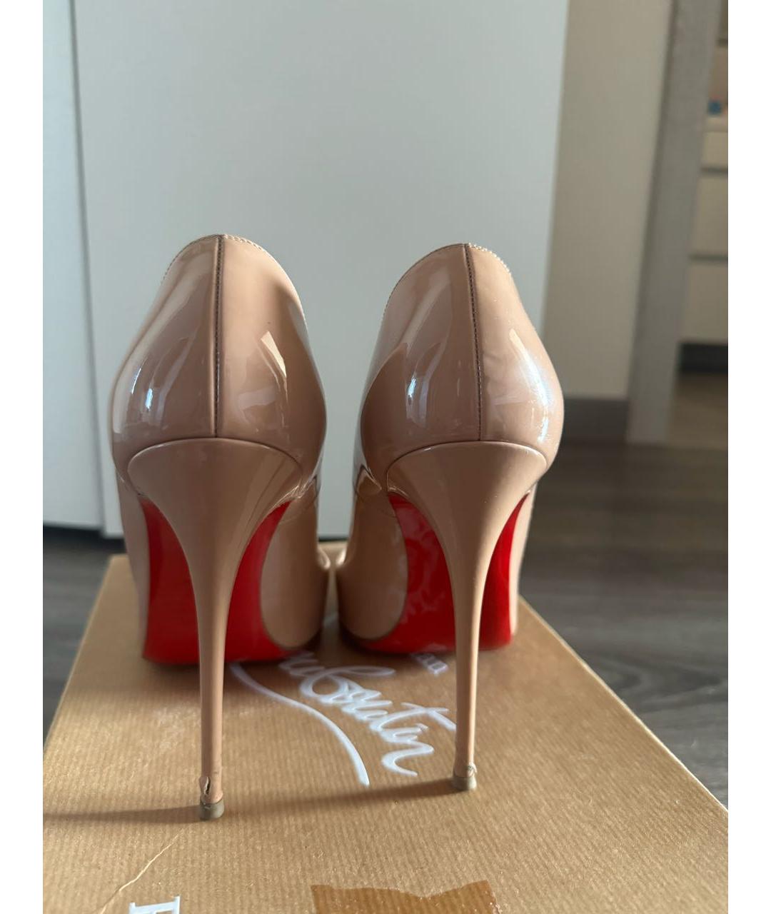 CHRISTIAN LOUBOUTIN Бежевые туфли из лакированной кожи, фото 4