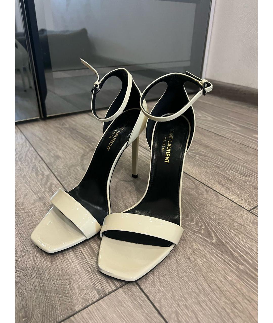 SAINT LAURENT Бежевые босоножки из лакированной кожи, фото 2