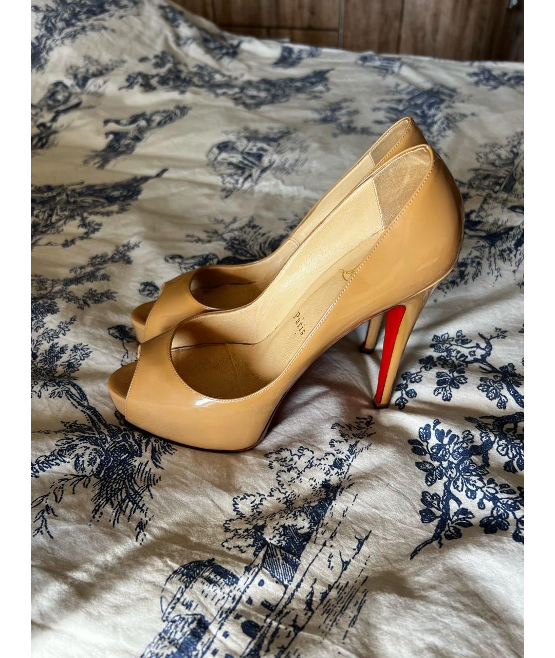 CHRISTIAN LOUBOUTIN Бежевые туфли из лакированной кожи, фото 2