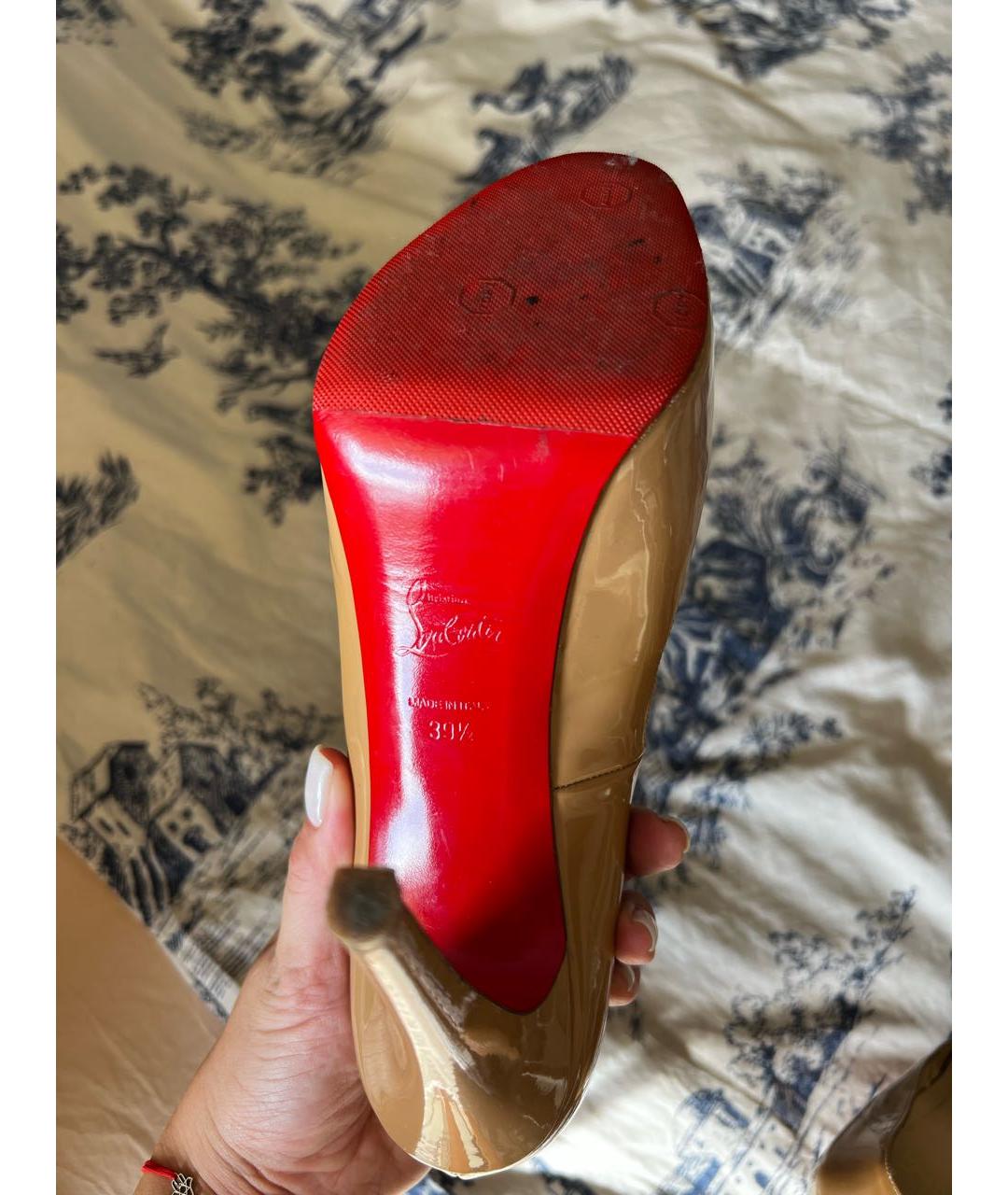 CHRISTIAN LOUBOUTIN Бежевые туфли из лакированной кожи, фото 4