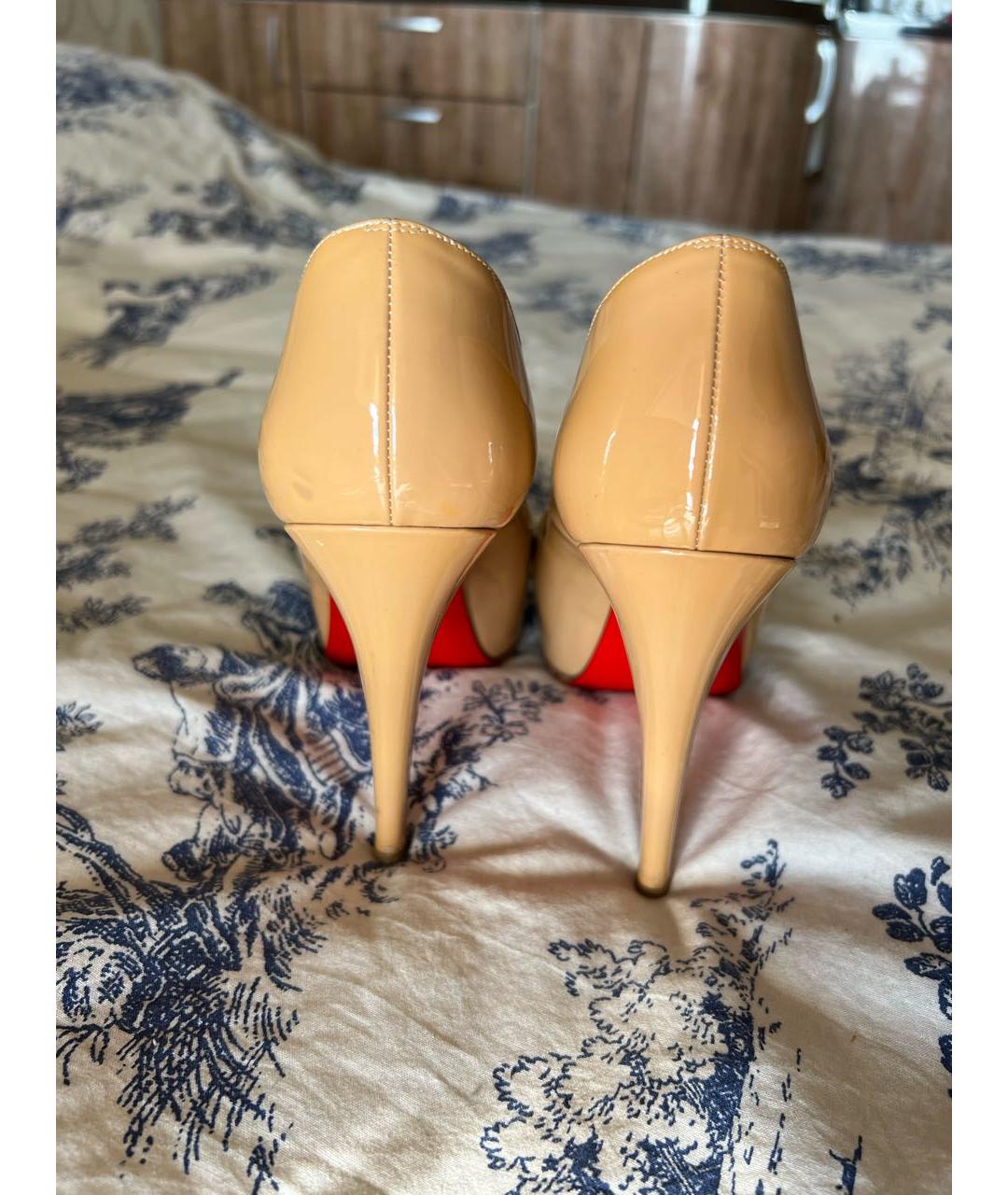 CHRISTIAN LOUBOUTIN Бежевые туфли из лакированной кожи, фото 3