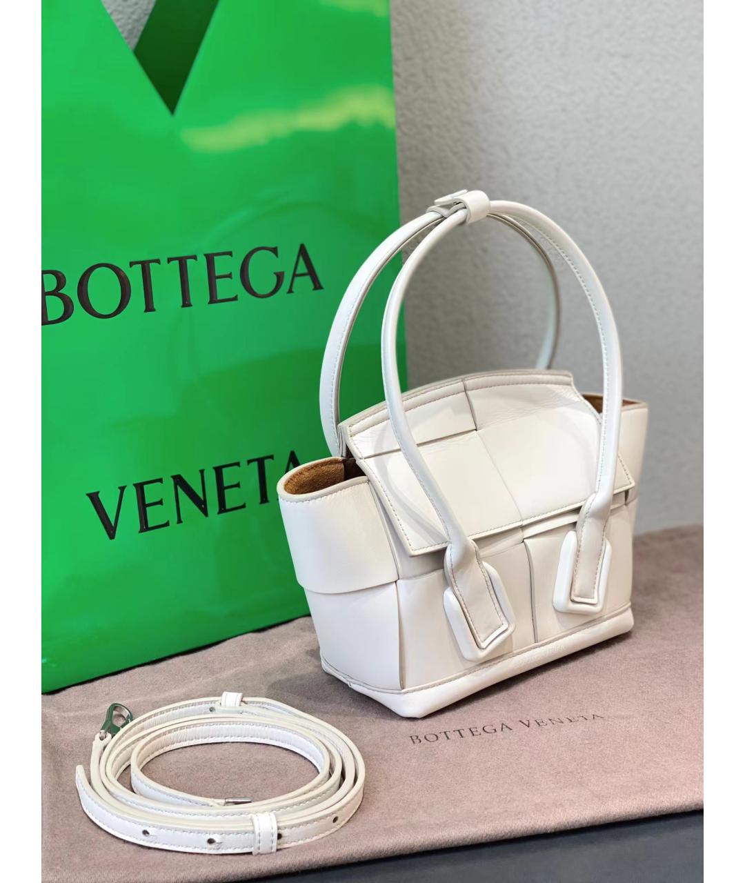 BOTTEGA VENETA Белая кожаная сумка с короткими ручками, фото 3