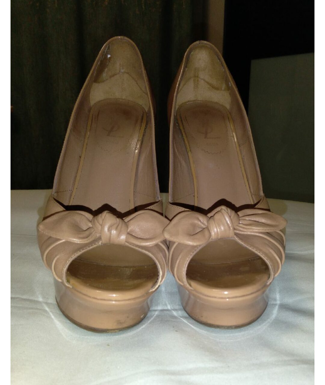 SAINT LAURENT Бежевые туфли из лакированной кожи, фото 2