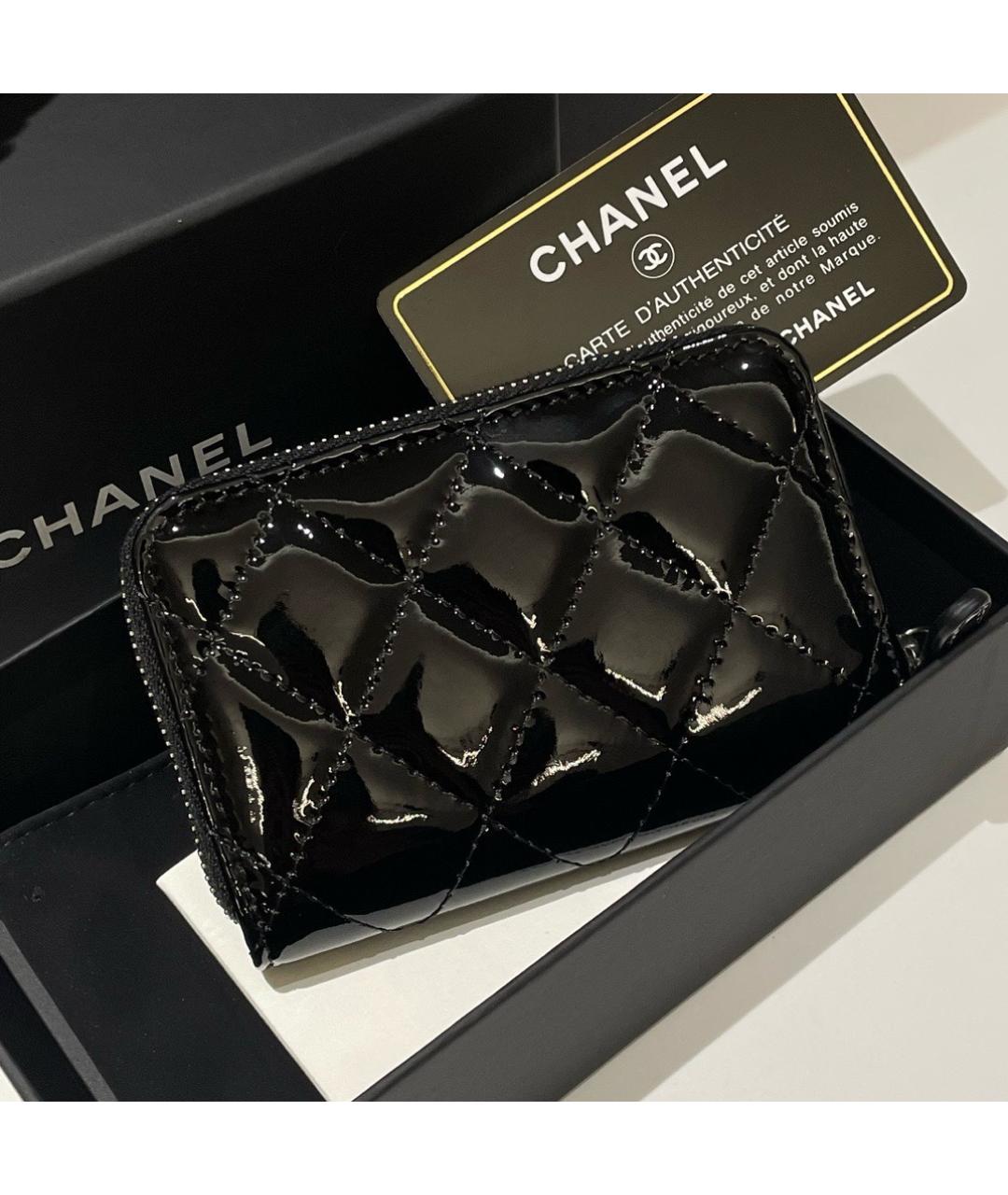 CHANEL Черный кошелек из лакированной кожи, фото 3