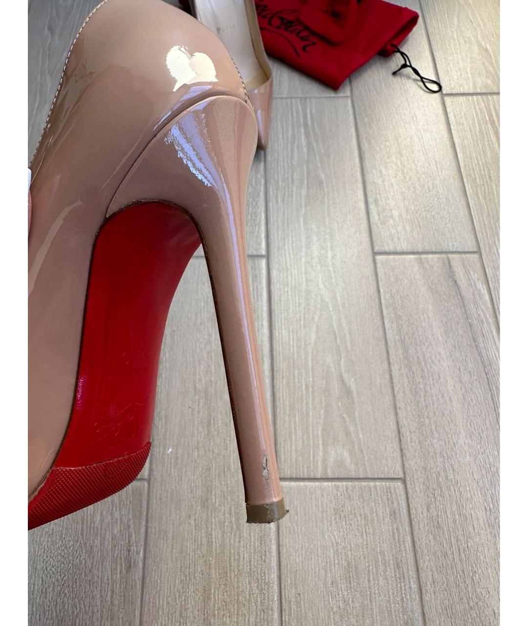 CHRISTIAN LOUBOUTIN Бежевые туфли из лакированной кожи, фото 5