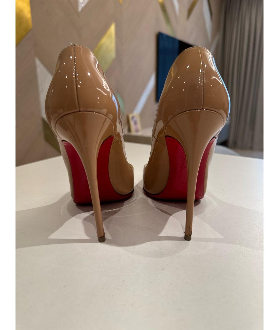 CHRISTIAN LOUBOUTIN Бежевые туфли из лакированной кожи, фото 4