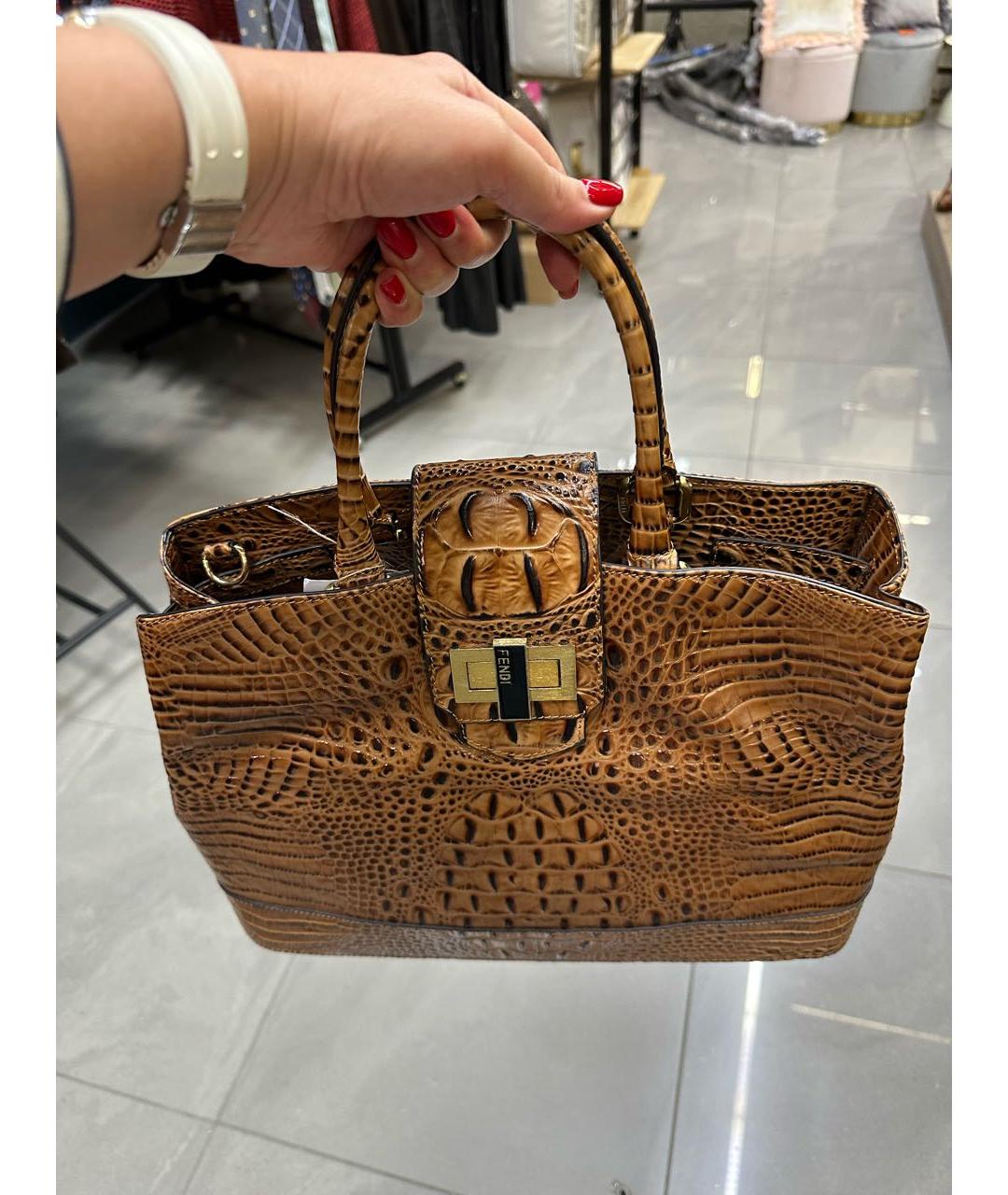 FENDI Коричневая сумка с короткими ручками из экзотической кожи, фото 5