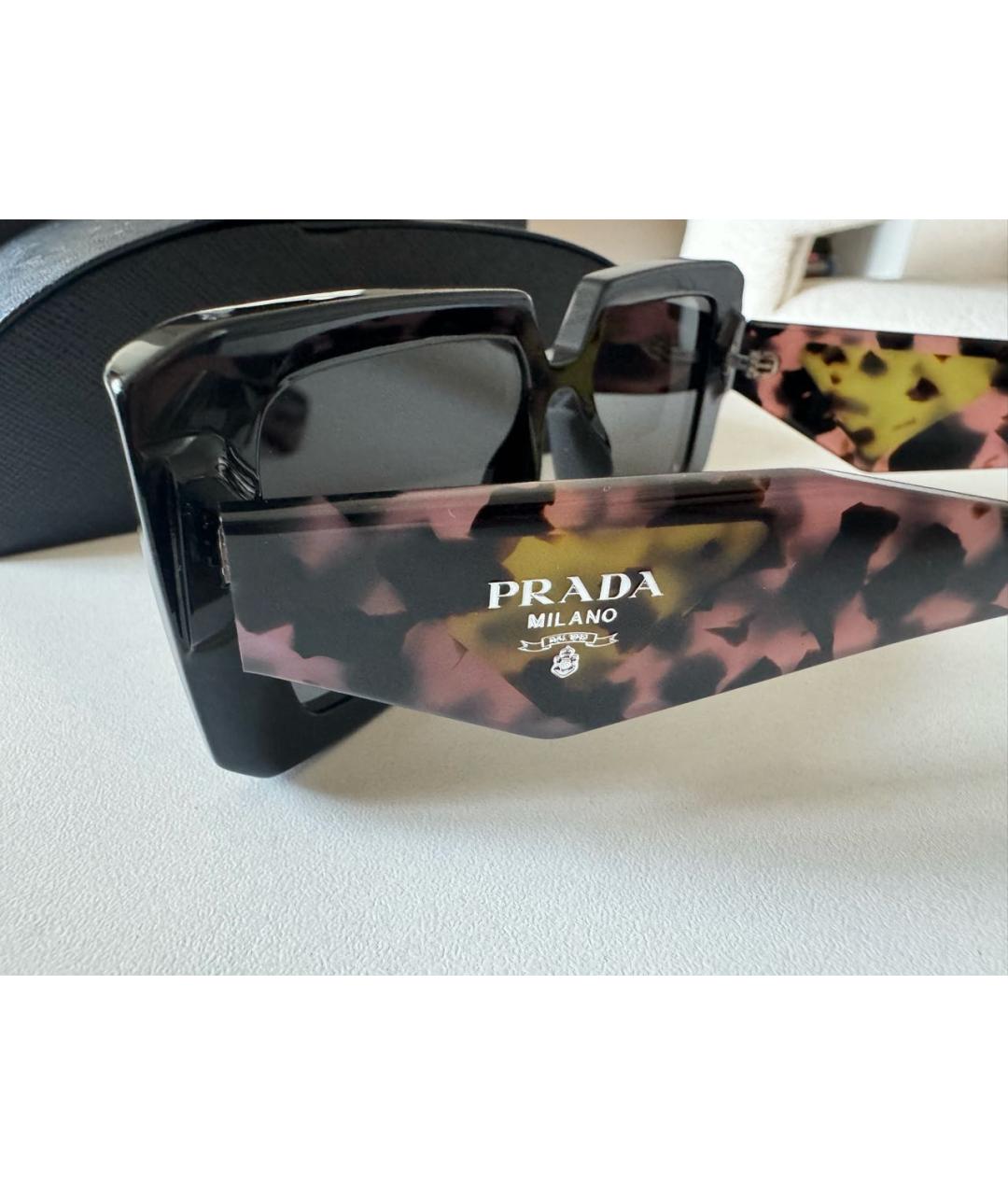 PRADA Черные пластиковые солнцезащитные очки, фото 3