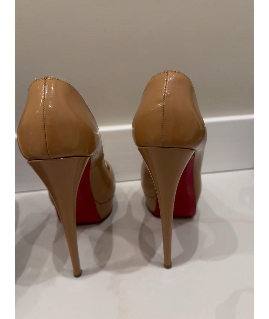 CHRISTIAN LOUBOUTIN Бежевые босоножки из лакированной кожи, фото 3