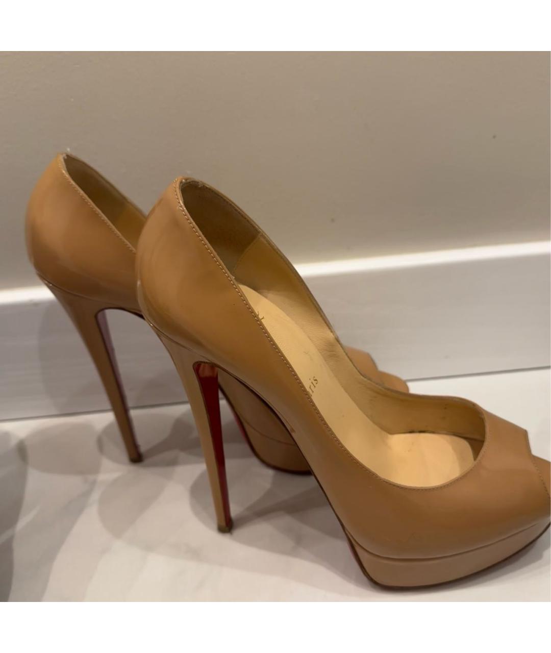 CHRISTIAN LOUBOUTIN Бежевые босоножки из лакированной кожи, фото 6