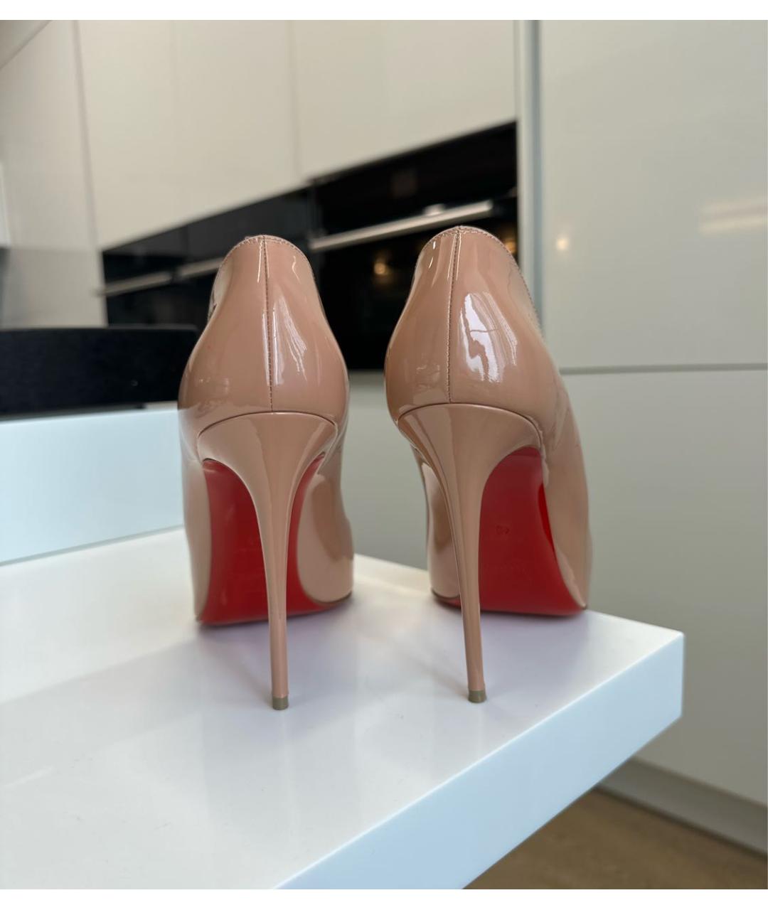 CHRISTIAN LOUBOUTIN Бежевые туфли из лакированной кожи, фото 4