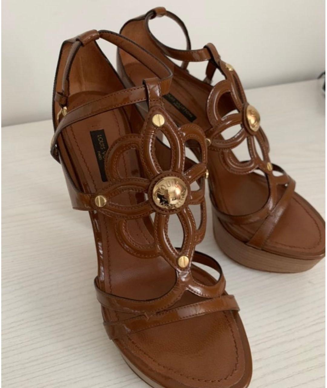 LOUIS VUITTON Коричневые босоножки из лакированной кожи, фото 3