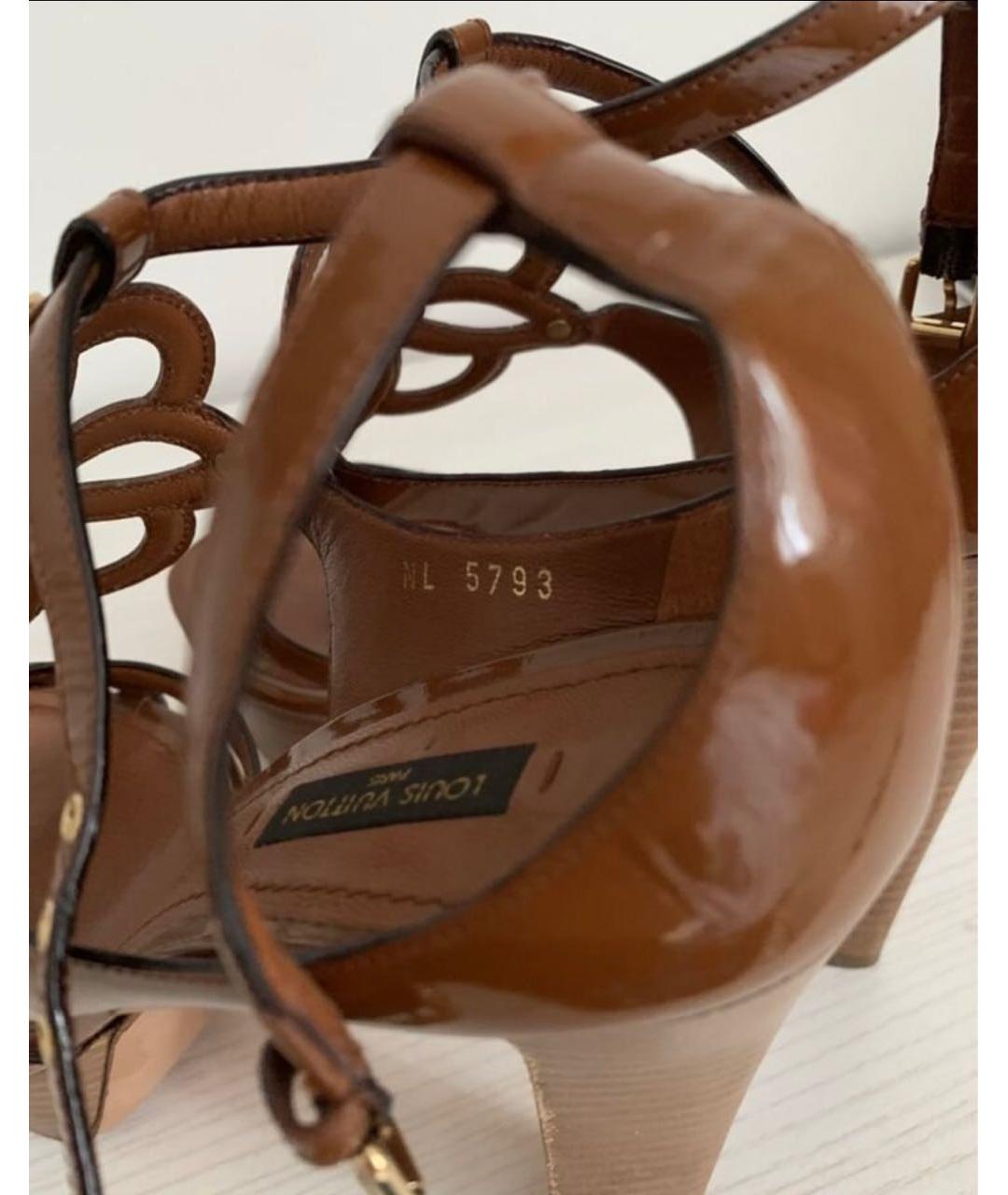 LOUIS VUITTON Коричневые босоножки из лакированной кожи, фото 5