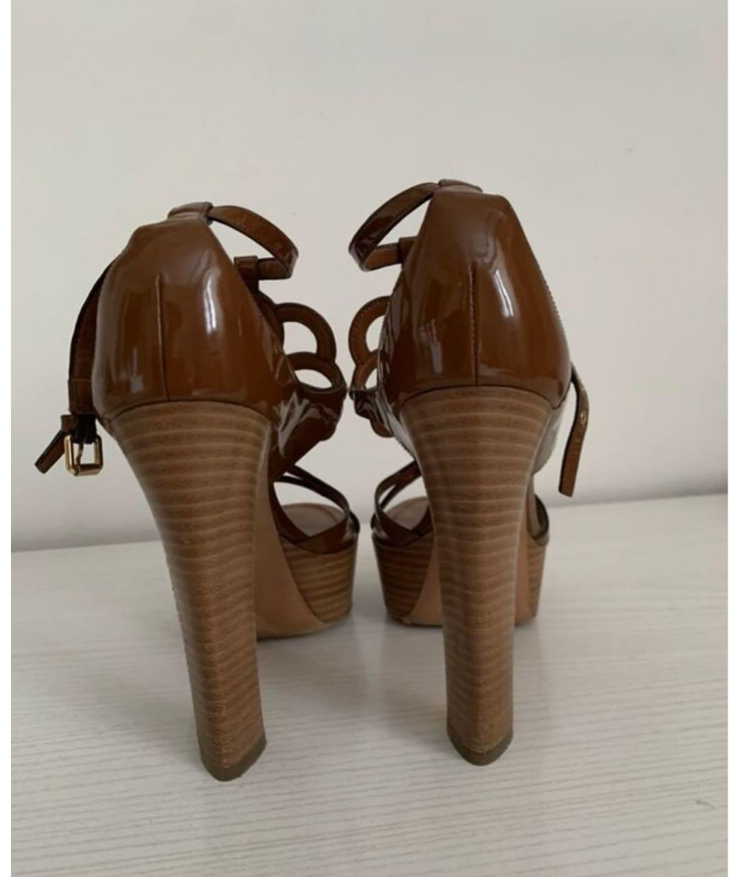 LOUIS VUITTON Коричневые босоножки из лакированной кожи, фото 4