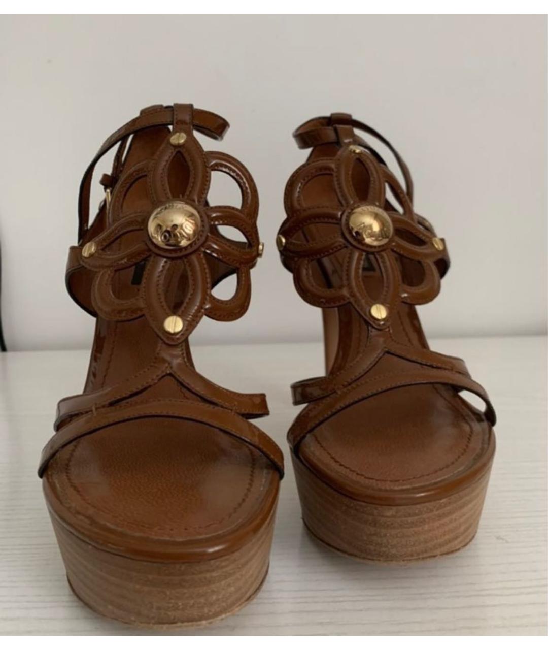 LOUIS VUITTON Коричневые босоножки из лакированной кожи, фото 2