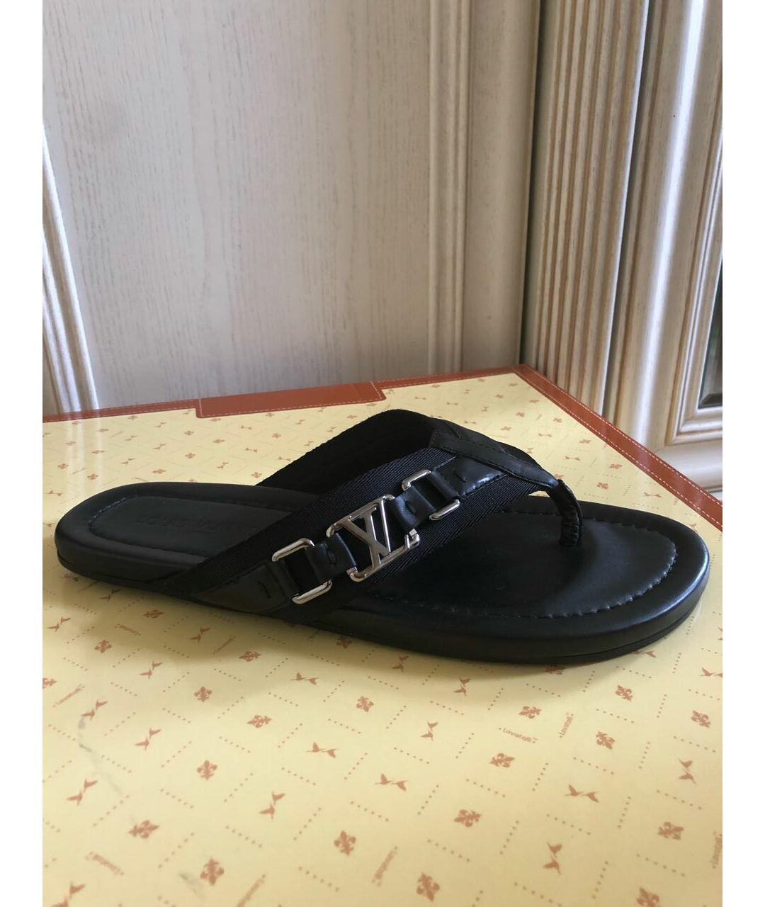 LOUIS VUITTON PRE-OWNED Черные кожаные сандалии, фото 8
