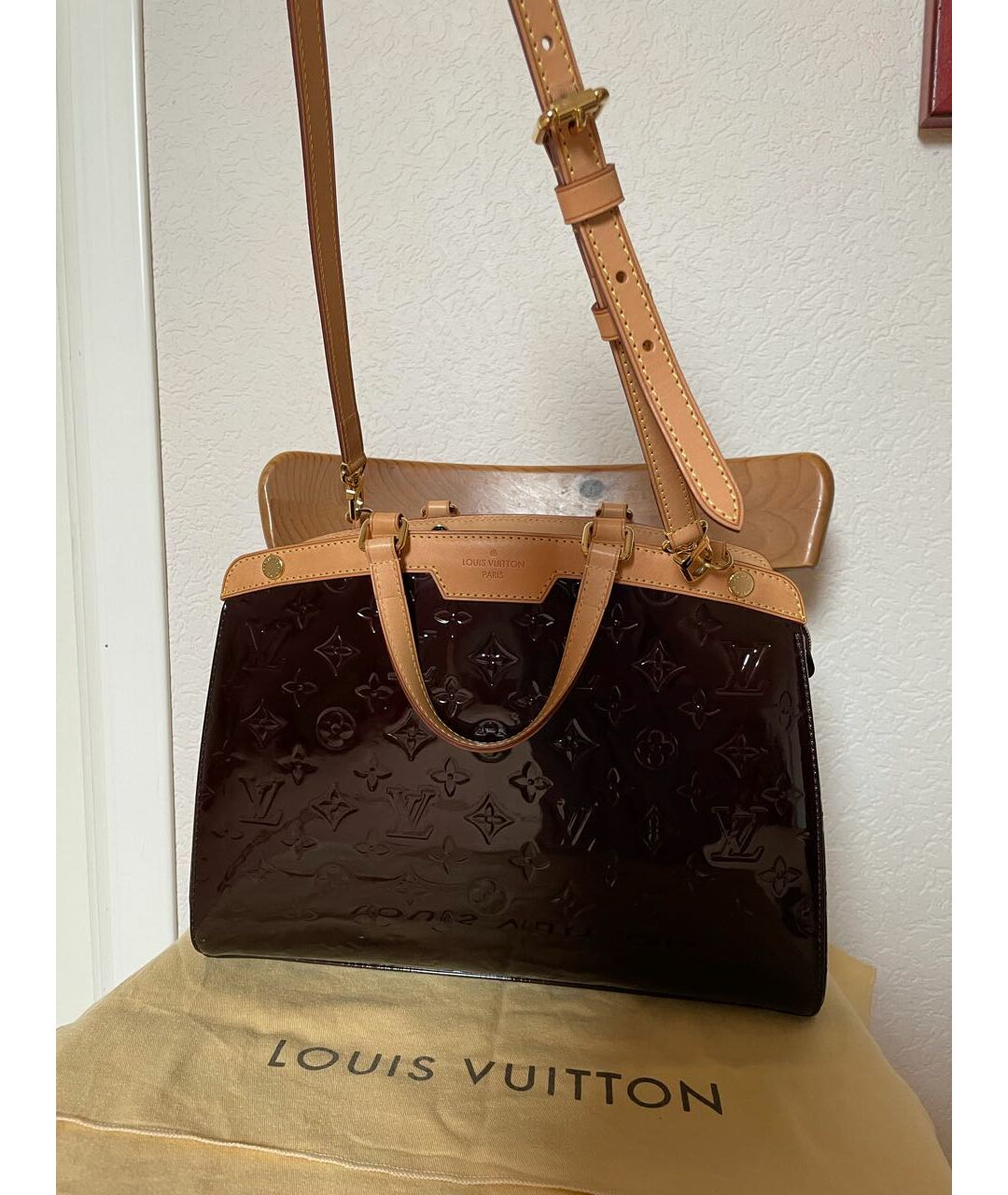 LOUIS VUITTON Бордовая сумка тоут из лакированной кожи, фото 3
