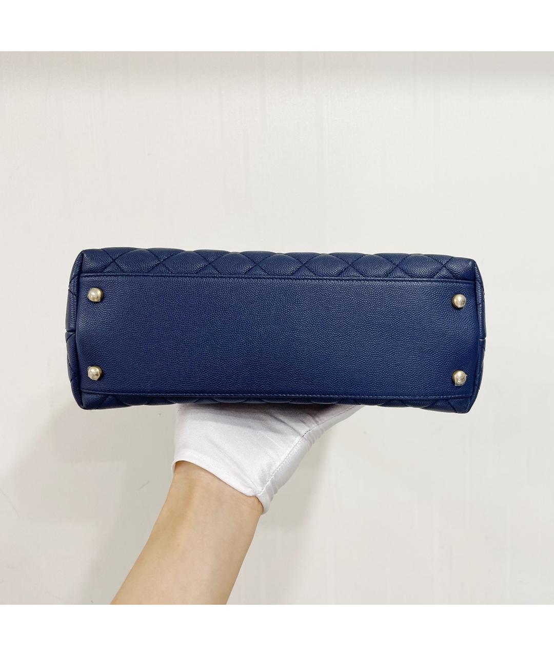 CHANEL Темно-синяя кожаная сумка с короткими ручками, фото 6