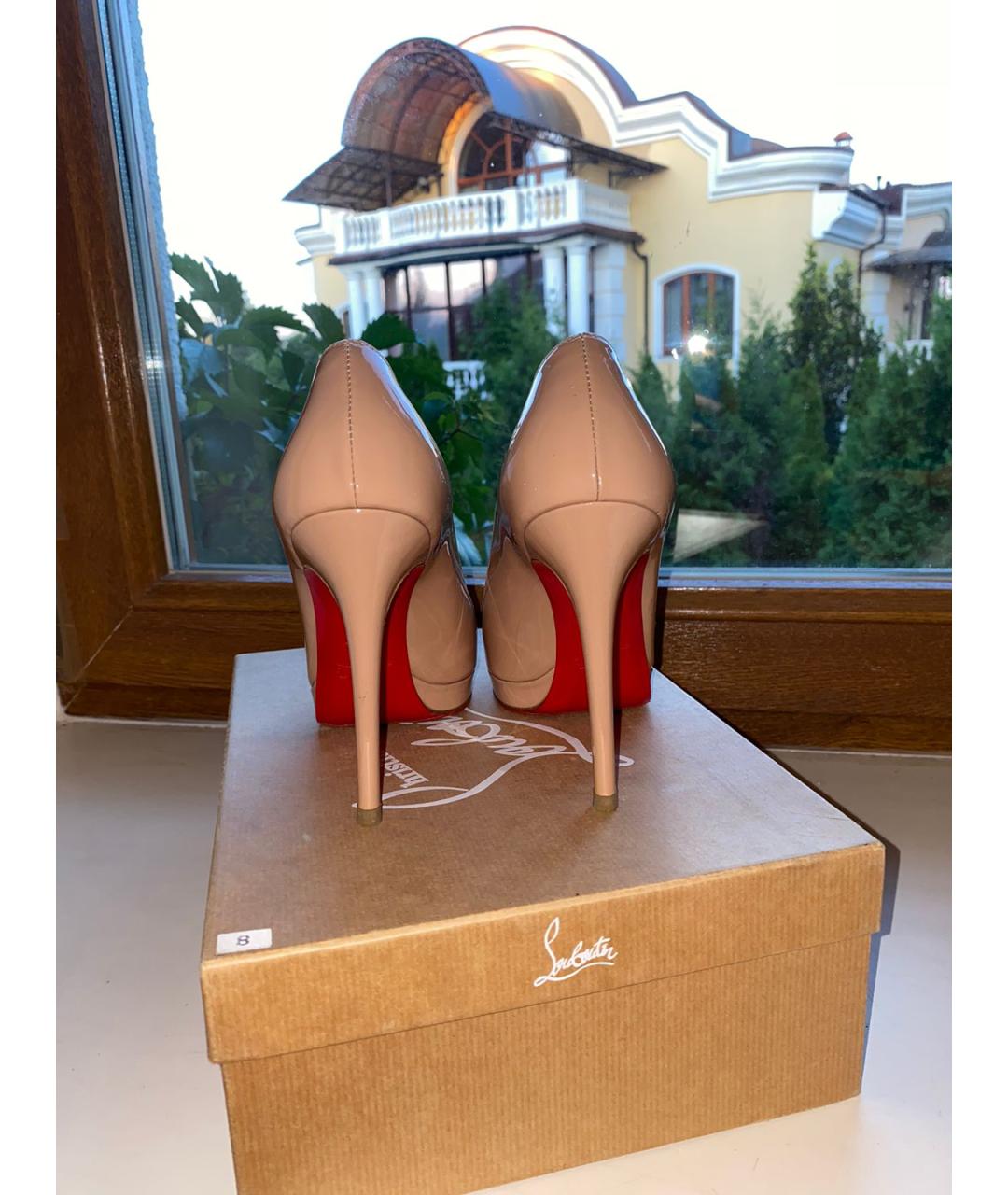 CHRISTIAN LOUBOUTIN Бежевые туфли из лакированной кожи, фото 4