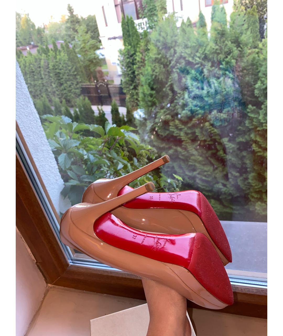 CHRISTIAN LOUBOUTIN Бежевые туфли из лакированной кожи, фото 5