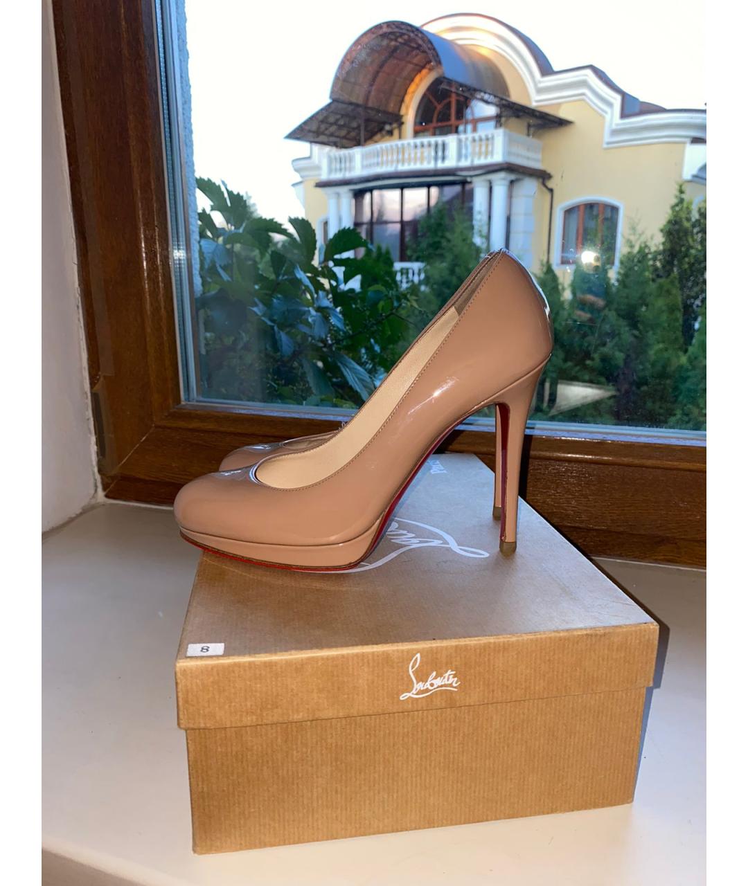 CHRISTIAN LOUBOUTIN Бежевые туфли из лакированной кожи, фото 6