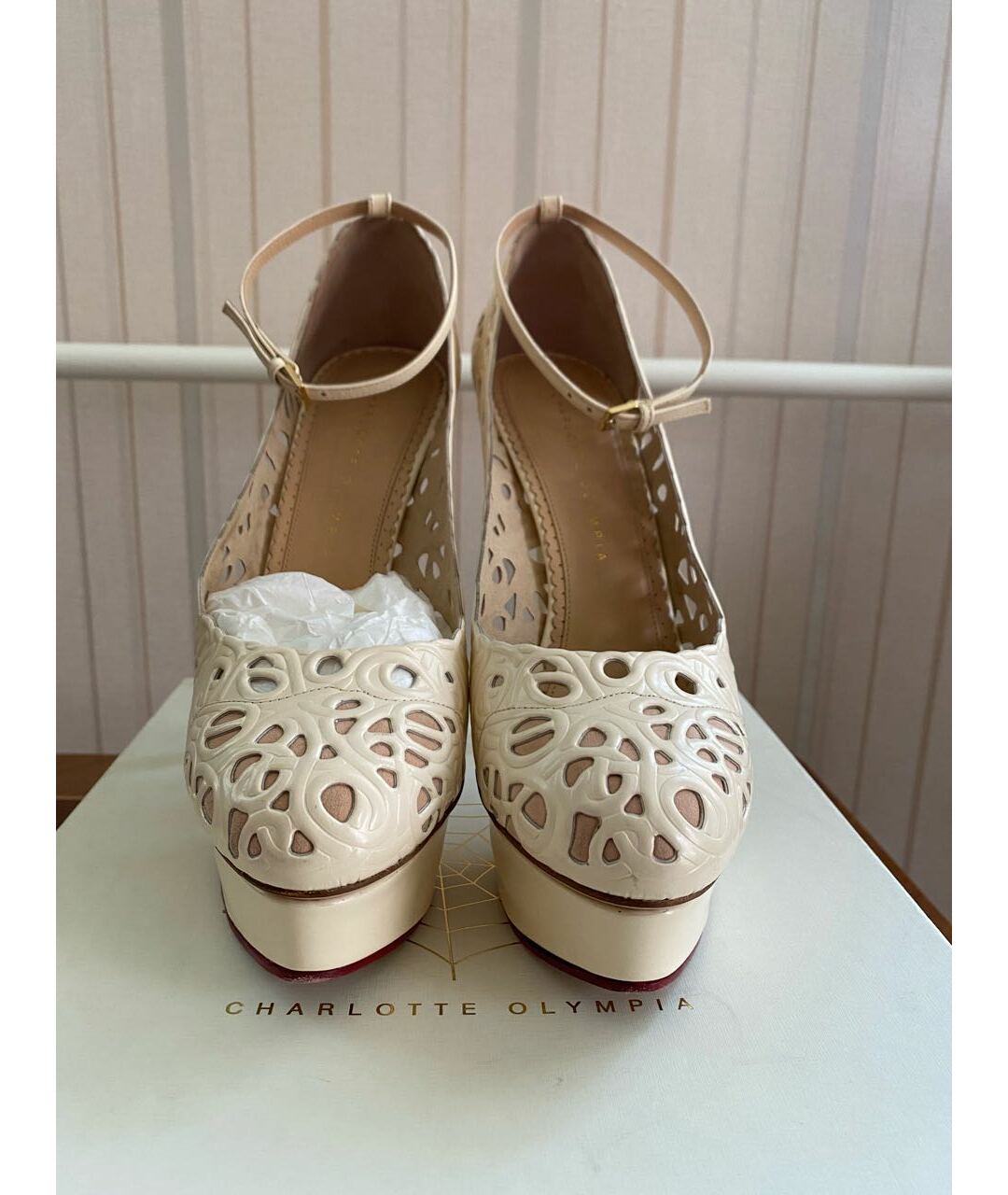 CHARLOTTE OLYMPIA Бежевые кожаные свадебные туфли на высоком каблуке, фото 2
