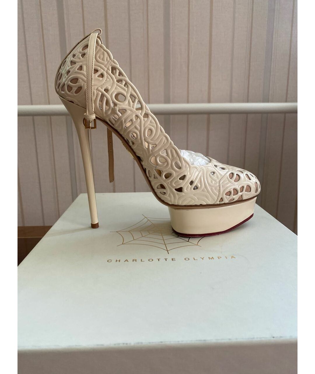CHARLOTTE OLYMPIA Бежевые кожаные свадебные туфли на высоком каблуке, фото 8