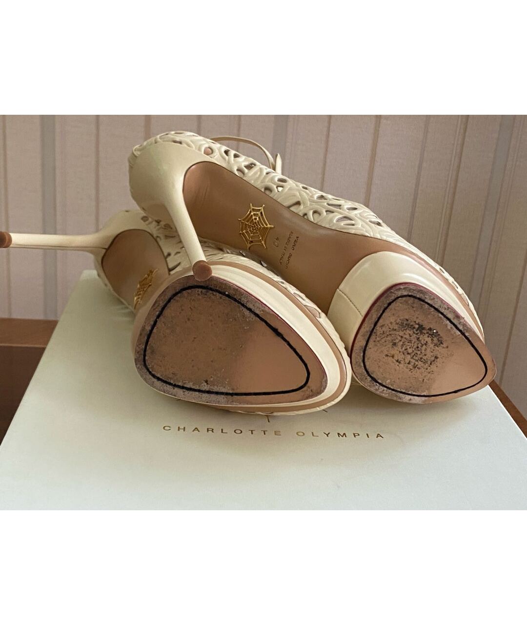 CHARLOTTE OLYMPIA Бежевые кожаные свадебные туфли на высоком каблуке, фото 5