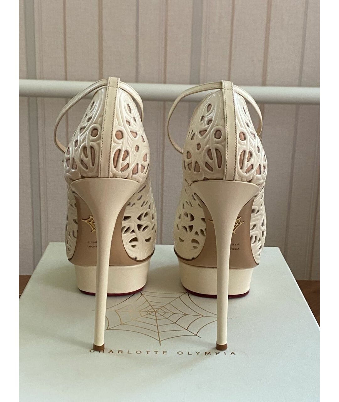 CHARLOTTE OLYMPIA Бежевые кожаные свадебные туфли на высоком каблуке, фото 4